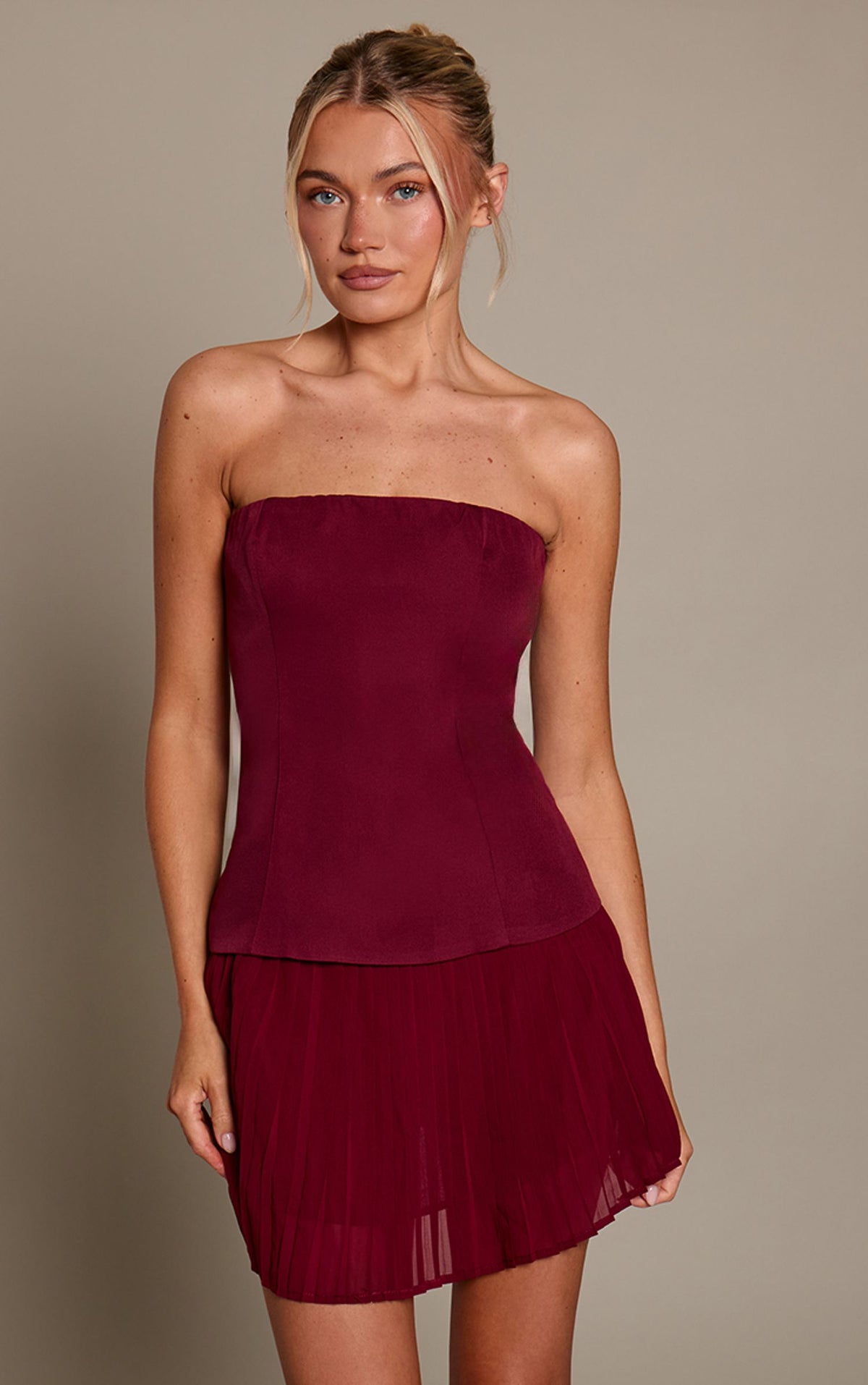 Gewebtes Bandeau-Kleid Mit Tiefer Taille, Chiffon Und Faltenrock, Mini-Länge – Wein