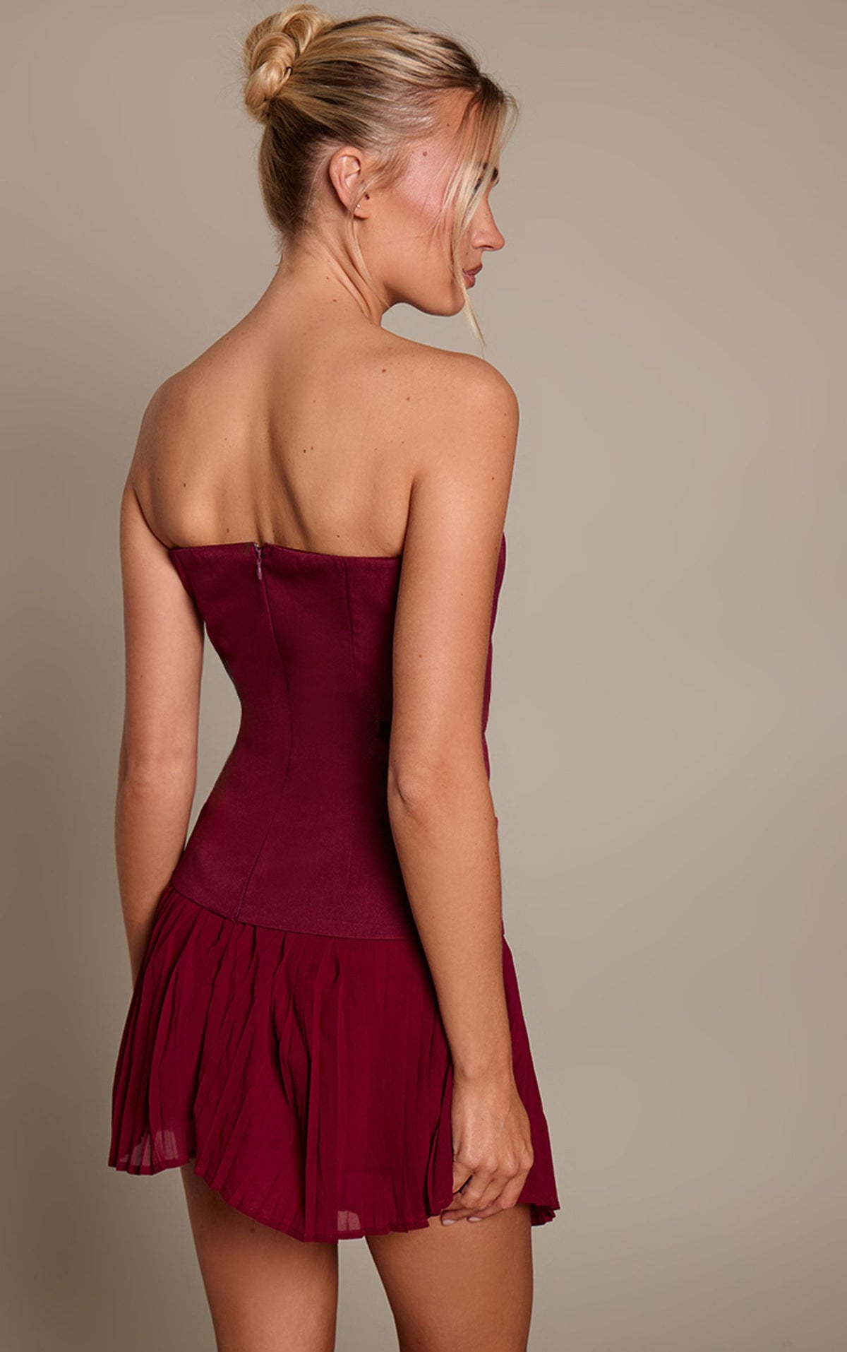 Gewebtes Bandeau-Kleid Mit Tiefer Taille, Chiffon Und Faltenrock, Mini-Länge – Wein