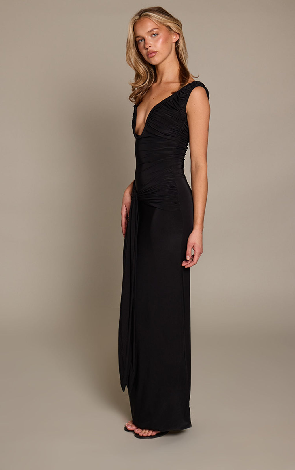 Figurbetontes Maxi-Kleid Mit Tiefem Ausschnitt Und Verstärkter Struktur Aus Geschmeidigem Material – Schwarz