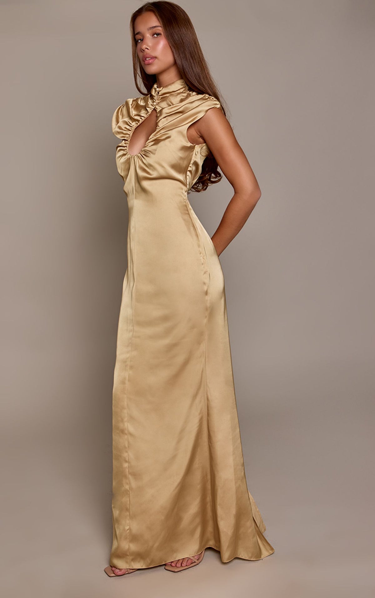 Geblümtes Satin-Maxikleid Mit Raffung Und Schlüssellochausschnitt Ohne Ärmel – Chartreuse