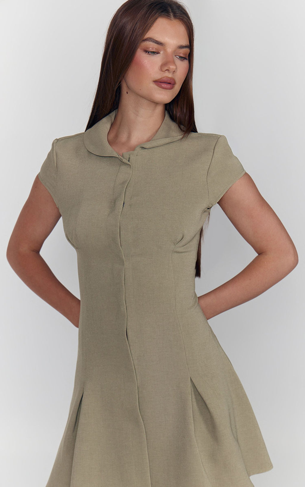 Gewebtes Kurzärmeliges Gerafftes Minikleid Mit Schnürung – Salbei