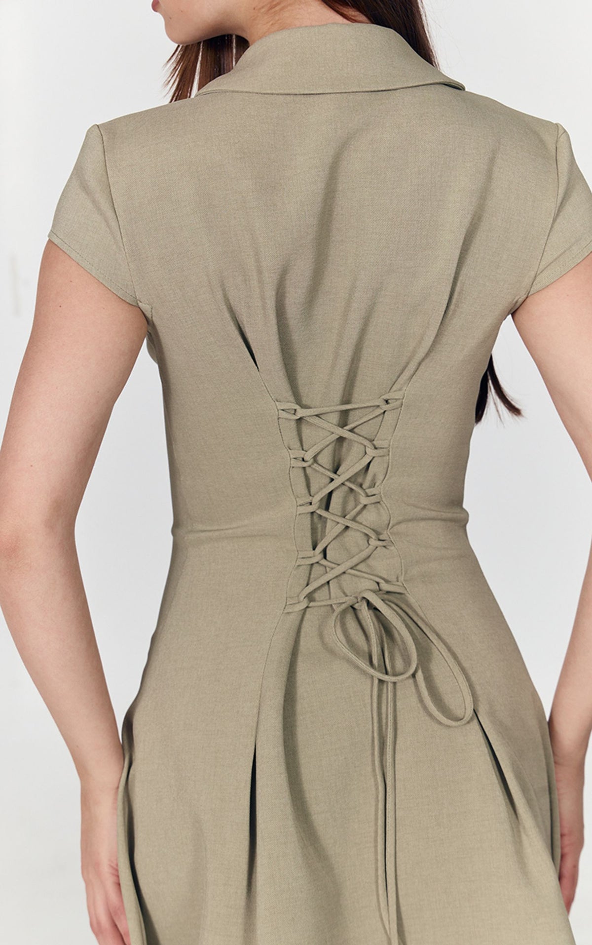 Gewebtes Kurzärmeliges Gerafftes Minikleid Mit Schnürung – Salbei
