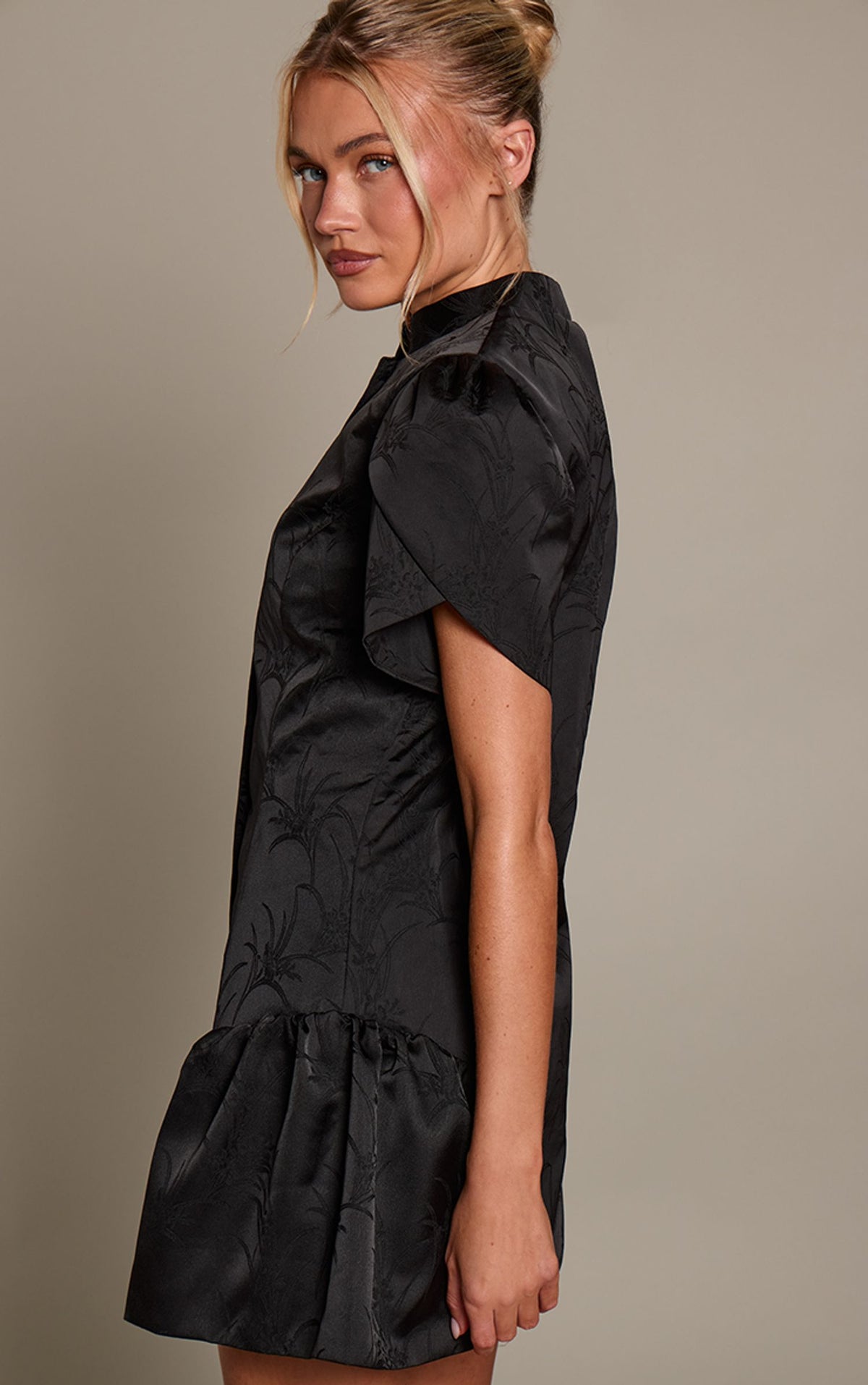 Jacquard-Satin Kragenkleid Mit Knopfleiste Mini – Schwarz