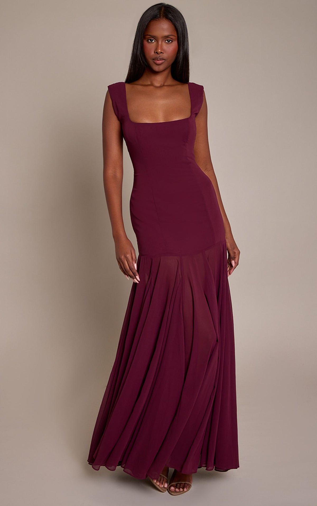 Chiffon-Maxikleid Mit U-Boot-Ausschnitt Und Tiefer Taille – Schokoladen-Pflaume
