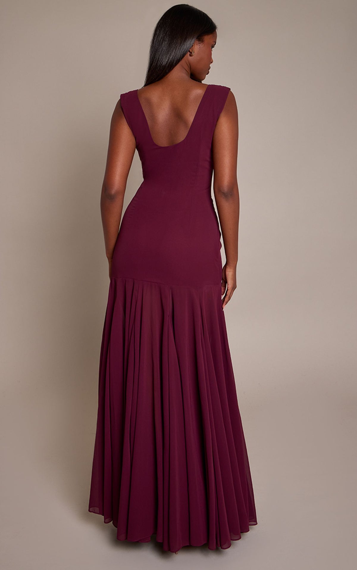 Chiffon-Maxikleid Mit U-Boot-Ausschnitt Und Tiefer Taille – Schokoladen-Pflaume
