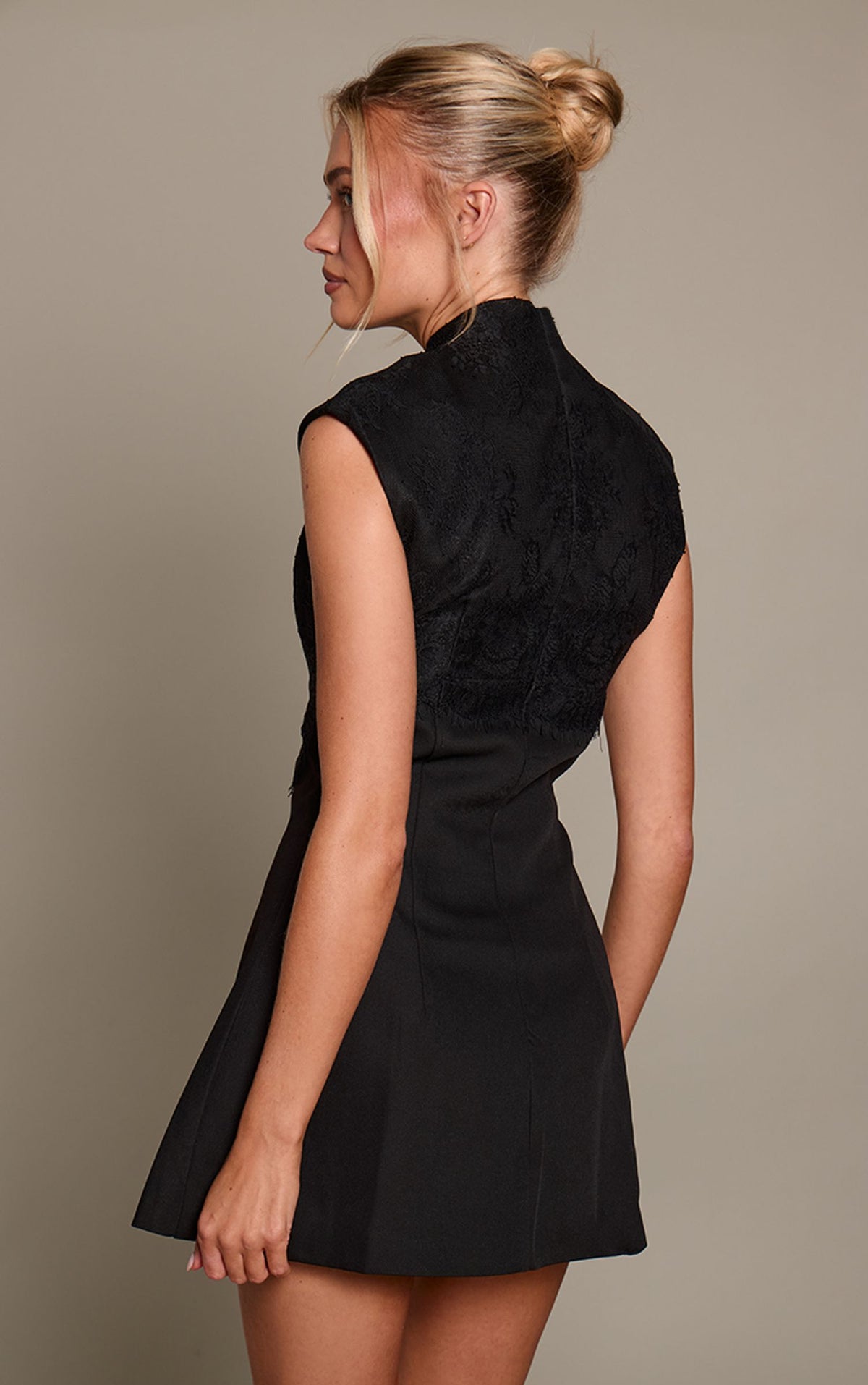 Gewebtes A-Linien-Kleid Mit Spitzeneinsatz Und Schlüssellochausschnitt – Schwarz
