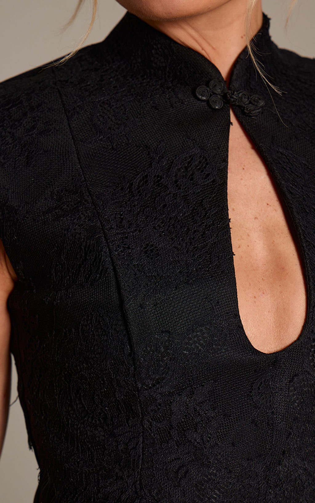 Gewebtes A-Linien-Kleid Mit Spitzeneinsatz Und Schlüssellochausschnitt – Schwarz