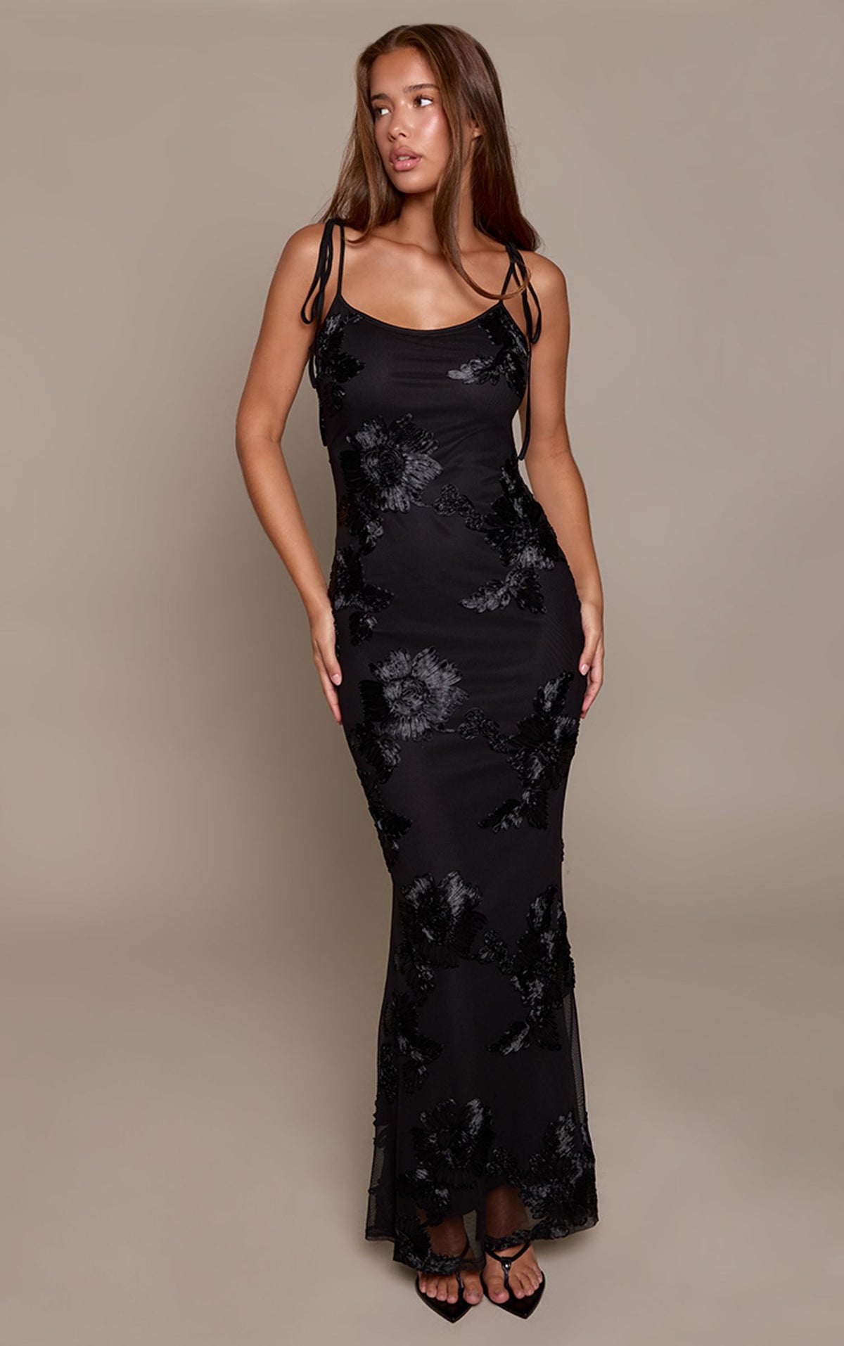 Maxikleid Mit Blumendetail – Schwarz