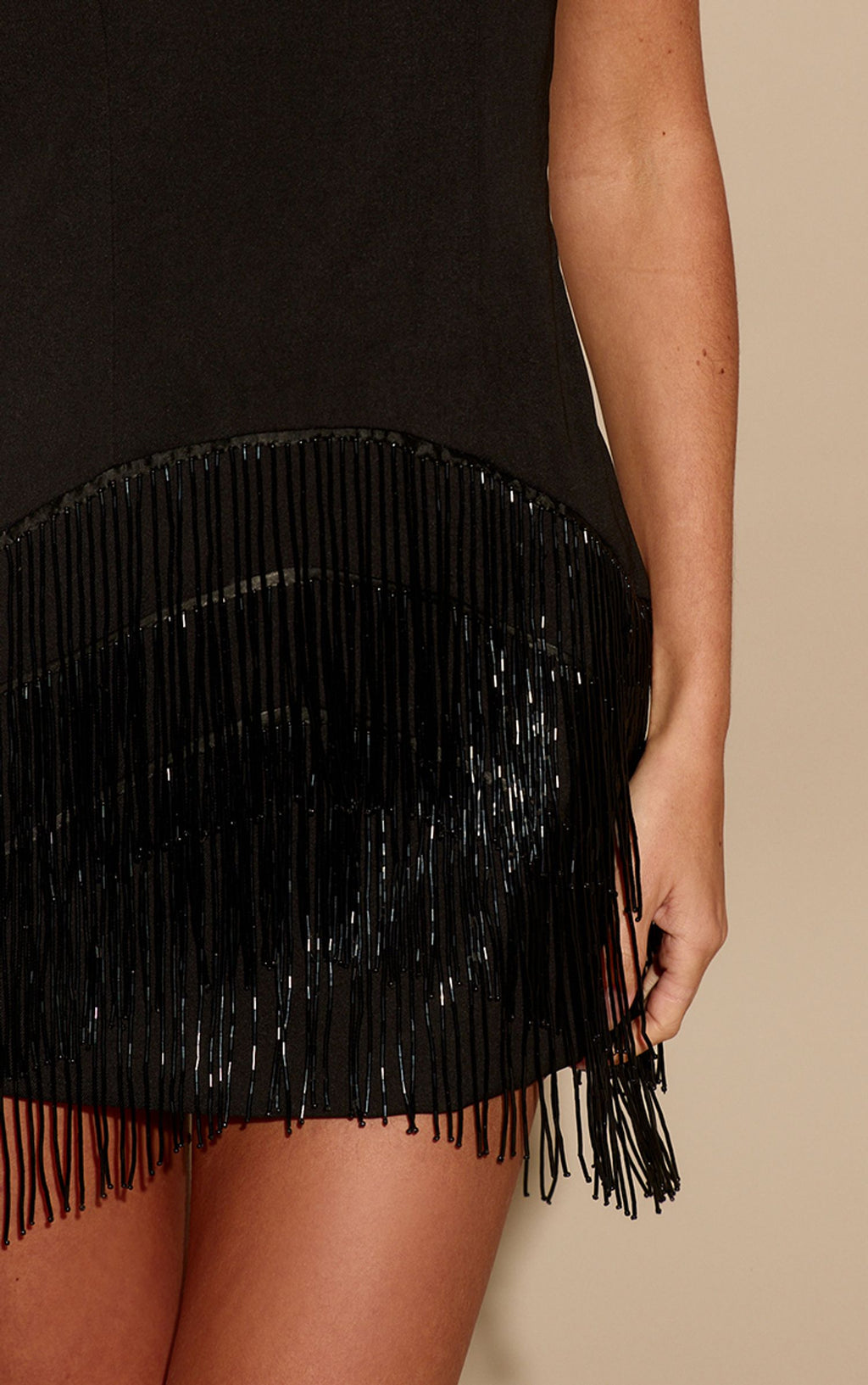 Gewebtes Bandeau-Minikleid Mit Perlenfransen – Schwarz