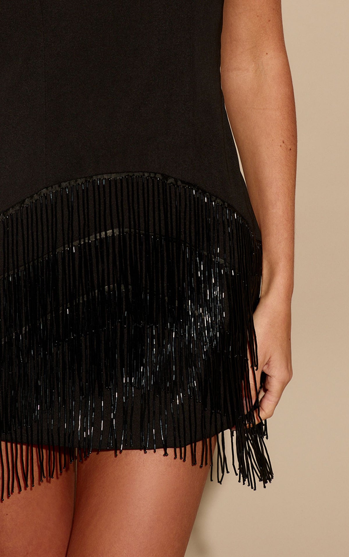Gewebtes Bandeau-Minikleid Mit Perlenfransen – Schwarz