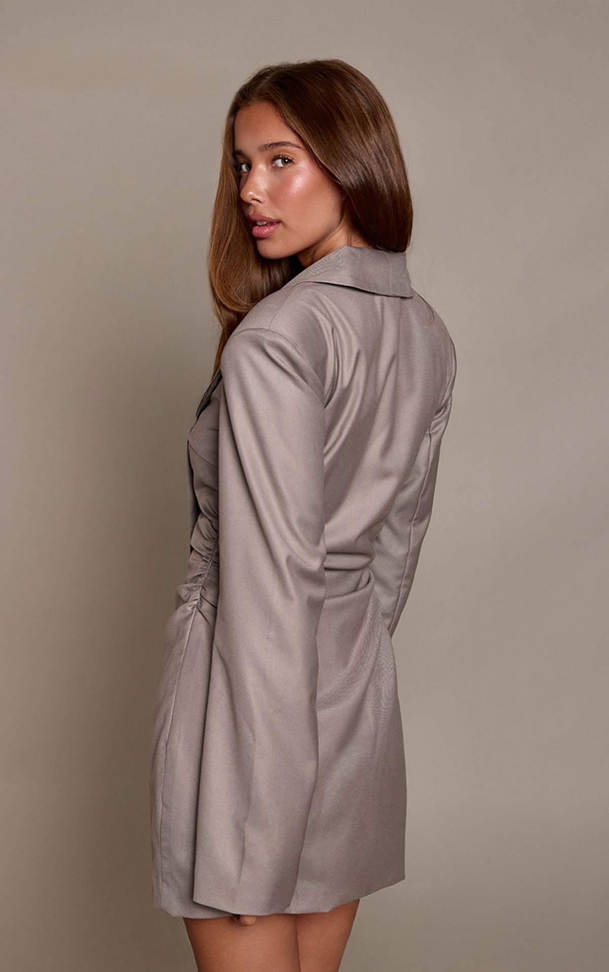 Tailliertes Gewebtes Revers Drapiertes Gerafftes Sakko-Kleid – Grau