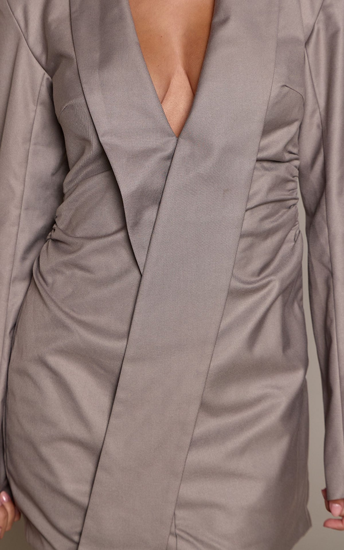 Tailliertes Gewebtes Revers Drapiertes Gerafftes Sakko-Kleid – Grau