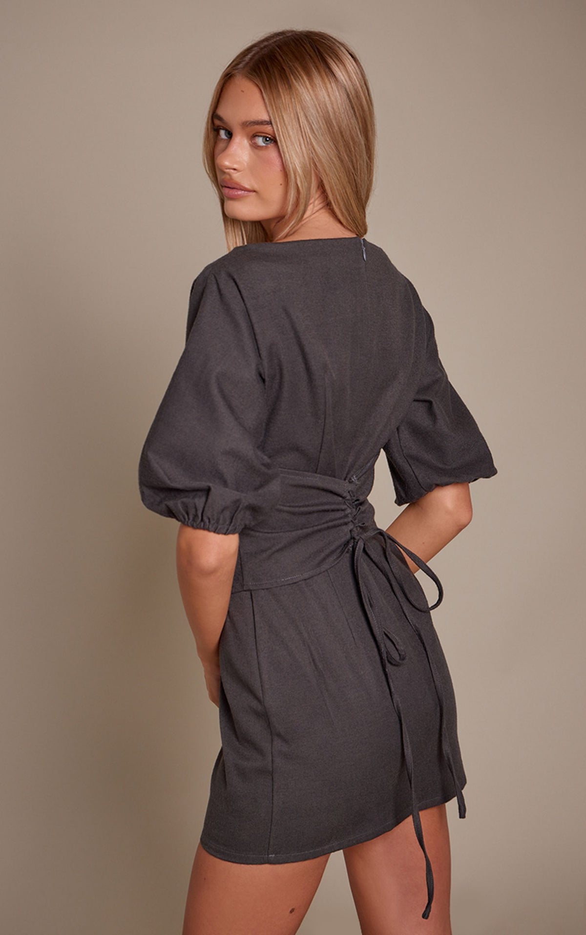 Gebürstetes Gewebtes Korsett-Overlay Minikleid – Holzkohle