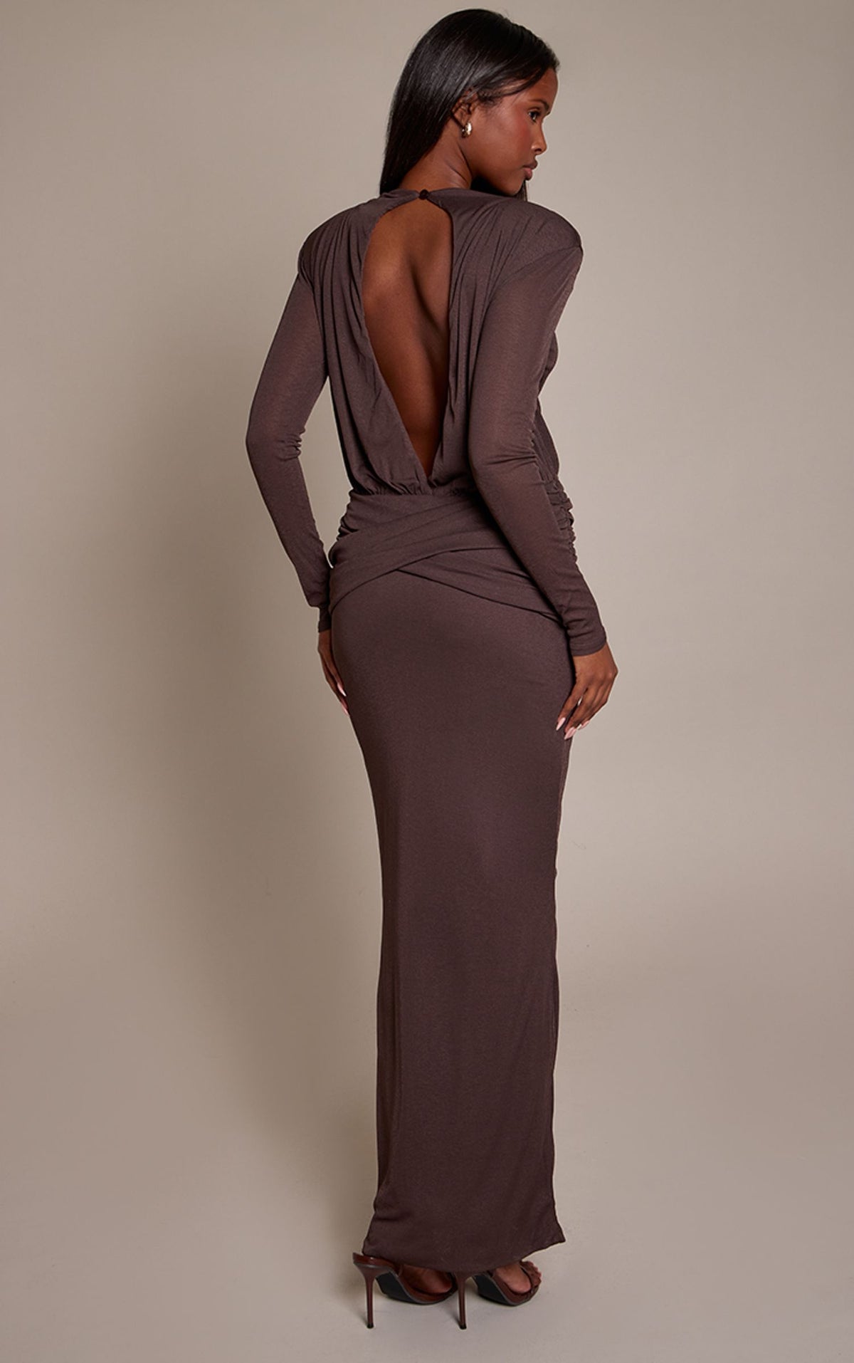 Chiffon-Maxikleid Mit Langen Ärmeln, Schulterpolstern Und Offenem Rücken – Schokolade