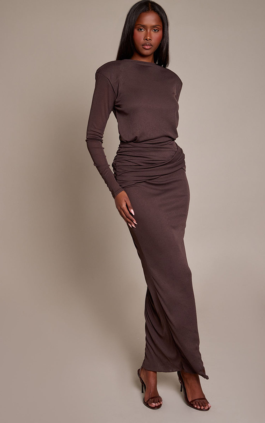 Chiffon-Maxikleid Mit Langen Ärmeln, Schulterpolstern Und Offenem Rücken – Schokolade