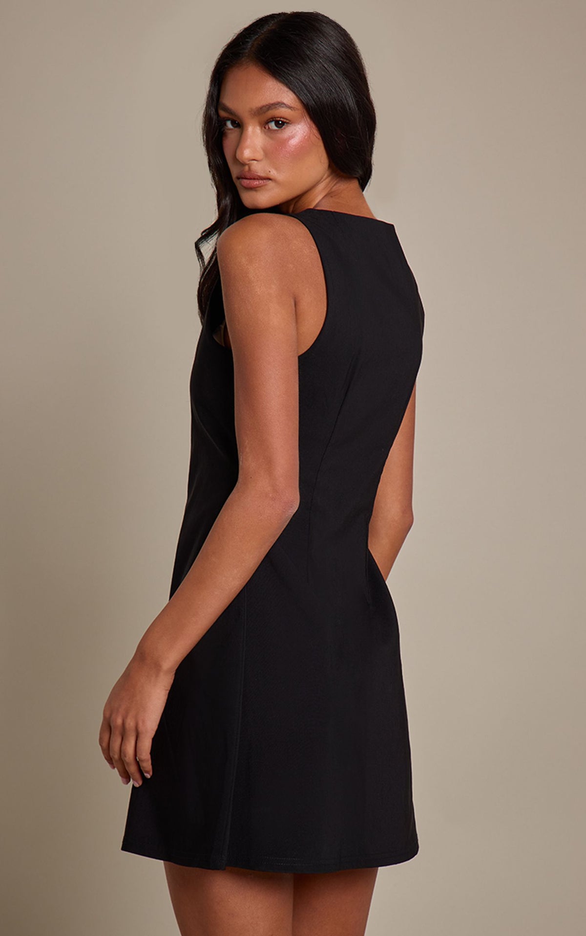 Schlüsselloch-Ausschnitt A-Linien Shift Mini Kleid – Schwarz